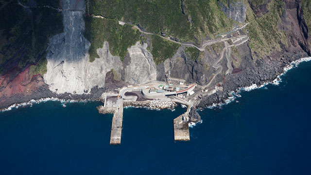 青ヶ島港船客待合所